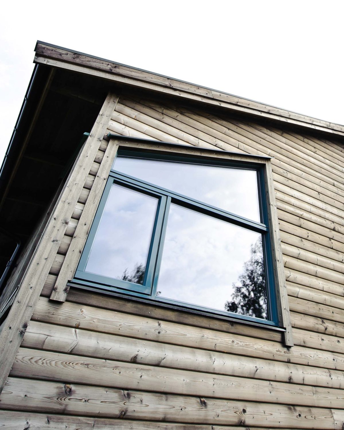 Djärva fönster ger huset en egen profil