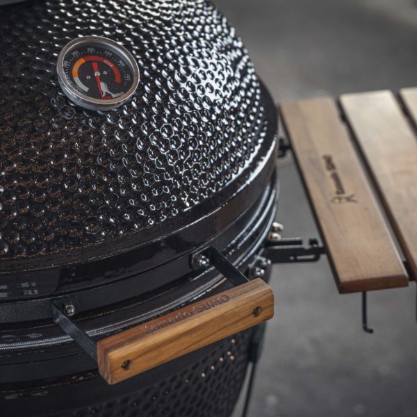 Midi- populär mellanstor modell för familjebarbecues (8–10 pers). Utrustad med sidobord i teak, flexibel grillyta med flera nivåer och värmedeflektorer.